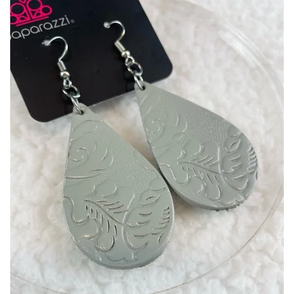 (NWT) PAPARAZZI • Grey/Silver Embossed Paisley Teardrop Earrings - Picture 4 of 9